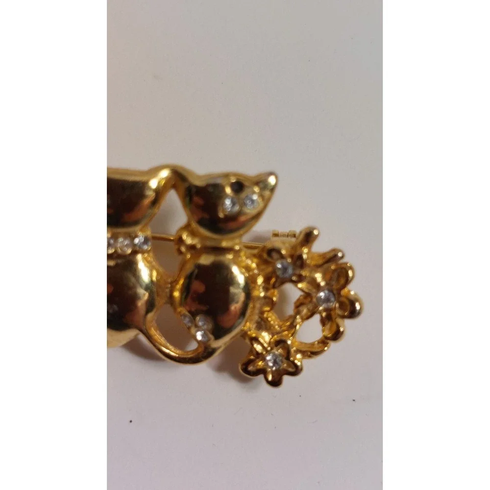 Two Cats Feline & Flowers Gold Tone Enamel & Austrian Crystal Jeweled Pin Brooch